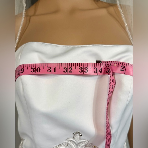 David’s bridal 👰 Elegant White Strapless Wedding Gown with Veil & Tiara Set - Picture 9 of 13